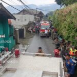 Dua unit truk Damkar Sektor Ciawi sedang menangkani ledakan tabung gas dari rumah makan di Cisarua, Kabupaten Bogor, foto/Damkar