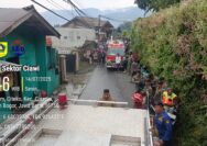 Dua unit truk Damkar Sektor Ciawi sedang menangkani ledakan tabung gas dari rumah makan di Cisarua, Kabupaten Bogor, foto/Damkar
