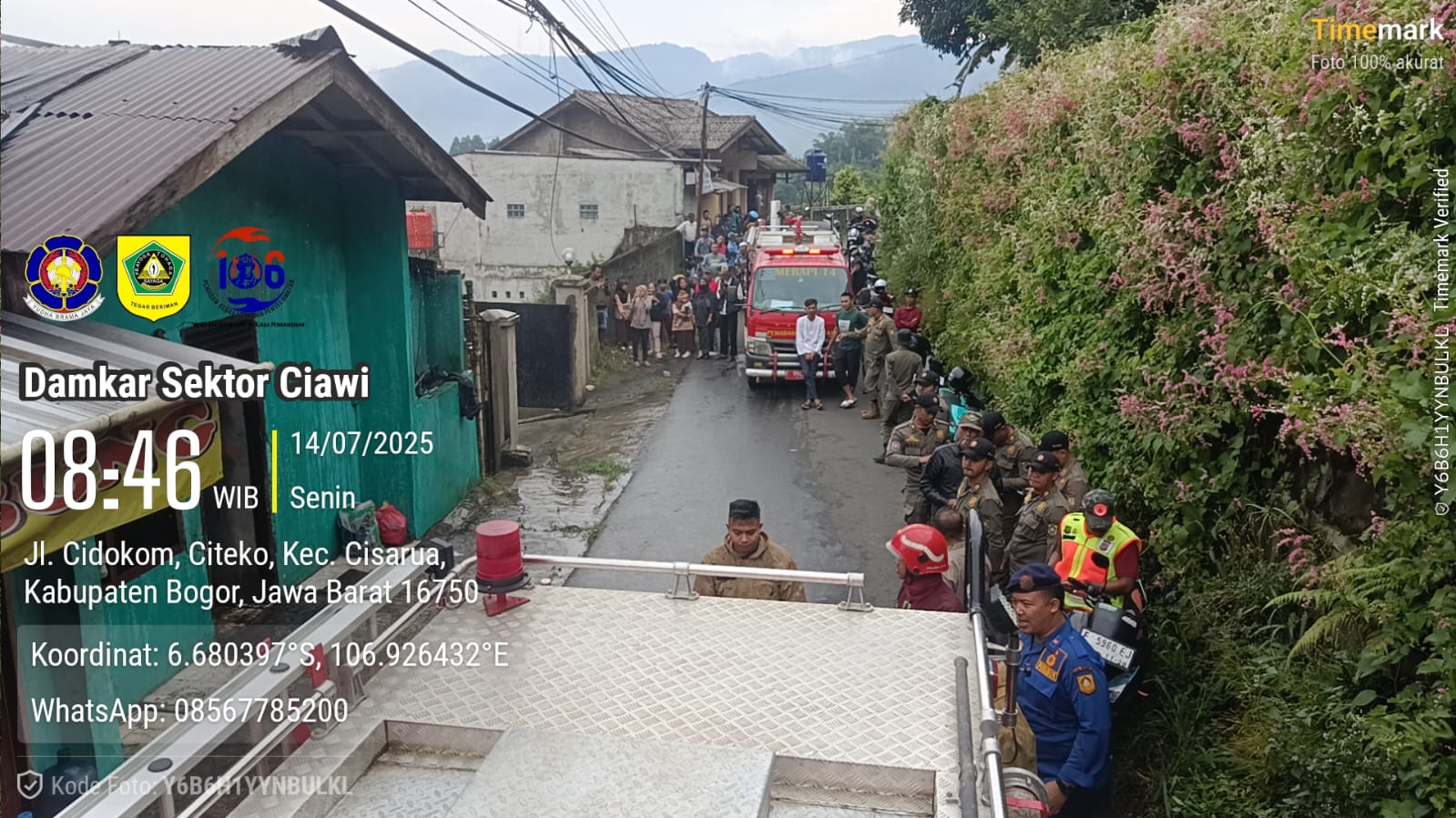 Dua unit truk Damkar Sektor Ciawi sedang menangkani ledakan tabung gas dari rumah makan di Cisarua, Kabupaten Bogor, foto/Damkar