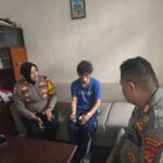Kapolsek Dramaga Iptu Dedi Triana mendatangi rumah ojol korban percobaan begal di Dramaga, Kabupaten Bogor, foto/polisi