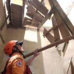 Tim BPBD memeriksa kondisi lantai dua rumah warga yang ambruk di Megamendung, Kabupaten Bogor, foto/istimewa
