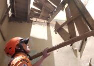 Tim BPBD memeriksa kondisi lantai dua rumah warga yang ambruk di Megamendung, Kabupaten Bogor, foto/istimewa
