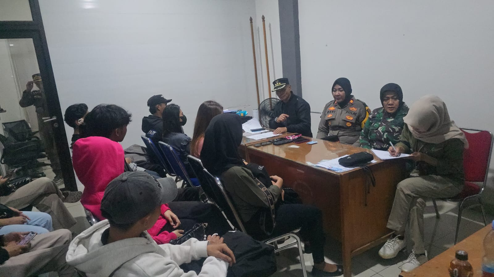 Polsek Dramaga menjaring 9 pasangan bukan suami istri hendak masuk kamar penginapan di Dramaga, Kabupaten Bogor, foto/dok polisi