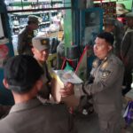 Satpol PP sita ratusan botol miras ilegal dari warung di Pasar Baru Ciampea, Kabupaten Bogor, foto/dok Satpol PP