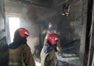 Petugas Damkar sedang memadamkan api yang membakar kamar dalam rumah mewah di wilayah Curug, Kecamatan Bogor Barat, Kota Bogor, foto/dok Damkar