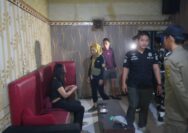 Satpol PP menciduk 6 wanita PSK dan 1 pria hidung belang dari karaoke di wilayah Cibinong, Kabupaten Bogor, foto/Satpol PP