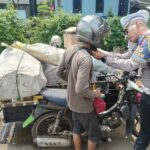 Polisi memberikan helm kepada pelanggar lalu lintas dalam Operasi Patuh Lodaya 2025 di Simpang PDAM, Kabupaten Bogor, foto/ilustrasi