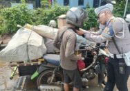 Polisi memberikan helm kepada pelanggar lalu lintas dalam Operasi Patuh Lodaya 2025 di Simpang PDAM, Kabupaten Bogor, foto/ilustrasi