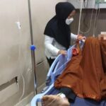 Pria diduga korban penyerangan gengster di Jalan Alternatif Cibubur-Cileungsi, Kecamatan Gunung Putri, Kabupaten Bogor sedang menjalani perawatan di rumah sakit, foto/tangkapan layar