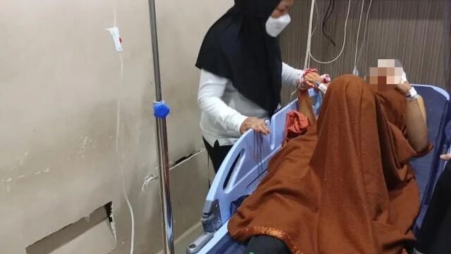 Pria diduga korban penyerangan gengster di Jalan Alternatif Cibubur-Cileungsi, Kecamatan Gunung Putri, Kabupaten Bogor sedang menjalani perawatan di rumah sakit, foto/tangkapan layar