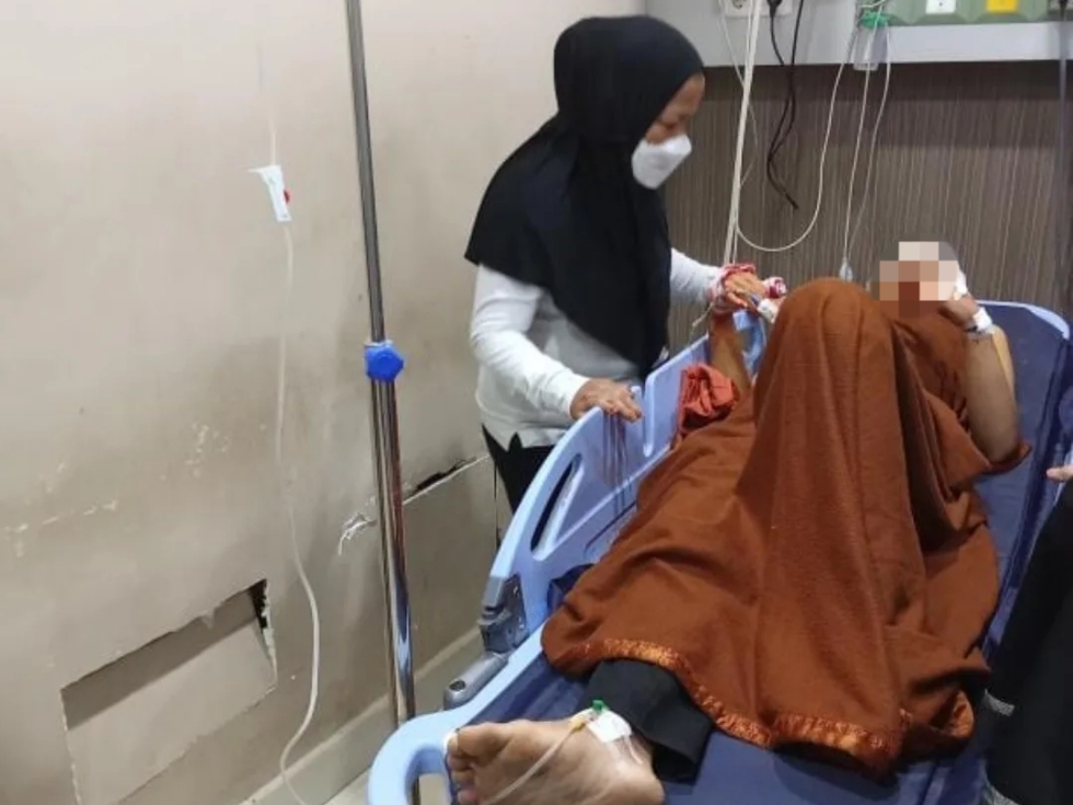 Pria diduga korban penyerangan gengster di Jalan Alternatif Cibubur-Cileungsi, Kecamatan Gunung Putri, Kabupaten Bogor sedang menjalani perawatan di rumah sakit, foto/tangkapan layar