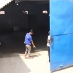 Saksi menunjukan lokasi bocah yang jatuh saat main layangan di lantai dua bengkel di wilayah Wanaherang, Kecamatan Gunung Putri, foto/tangkapan layar