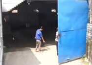 Saksi menunjukan lokasi bocah yang jatuh saat main layangan di lantai dua bengkel di wilayah Wanaherang, Kecamatan Gunung Putri, foto/tangkapan layar