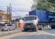 Truk kontainer mogok di Jalan Raya Kemang-Parung membuat kemacetan panjang, foto/tangkapan layar