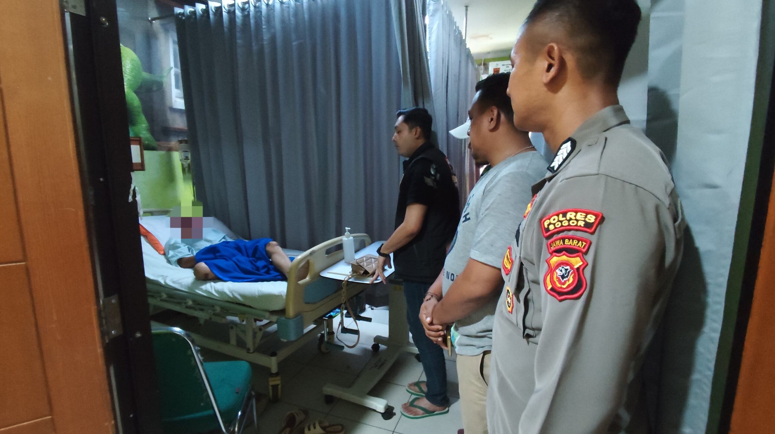 Remaja berinisial AP (17), mengalami luka bacokan usai tawuran di Jonggol, Kabupaten Bogor, foto/polisi