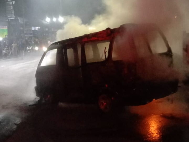 Angkot terbakar di Jalan Raya Galuga, Kecamatan Cibungbulang, Kabupaten Bogor, foto/dok damkar