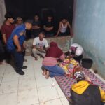 Tim Damkar mengevakuasi kakek tercebur sumur di wilayah Parung, Kabupaten Bogor, foto/Damkar