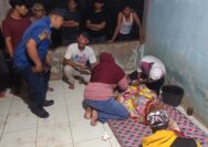 Tim Damkar mengevakuasi kakek tercebur sumur di wilayah Parung, Kabupaten Bogor, foto/Damkar