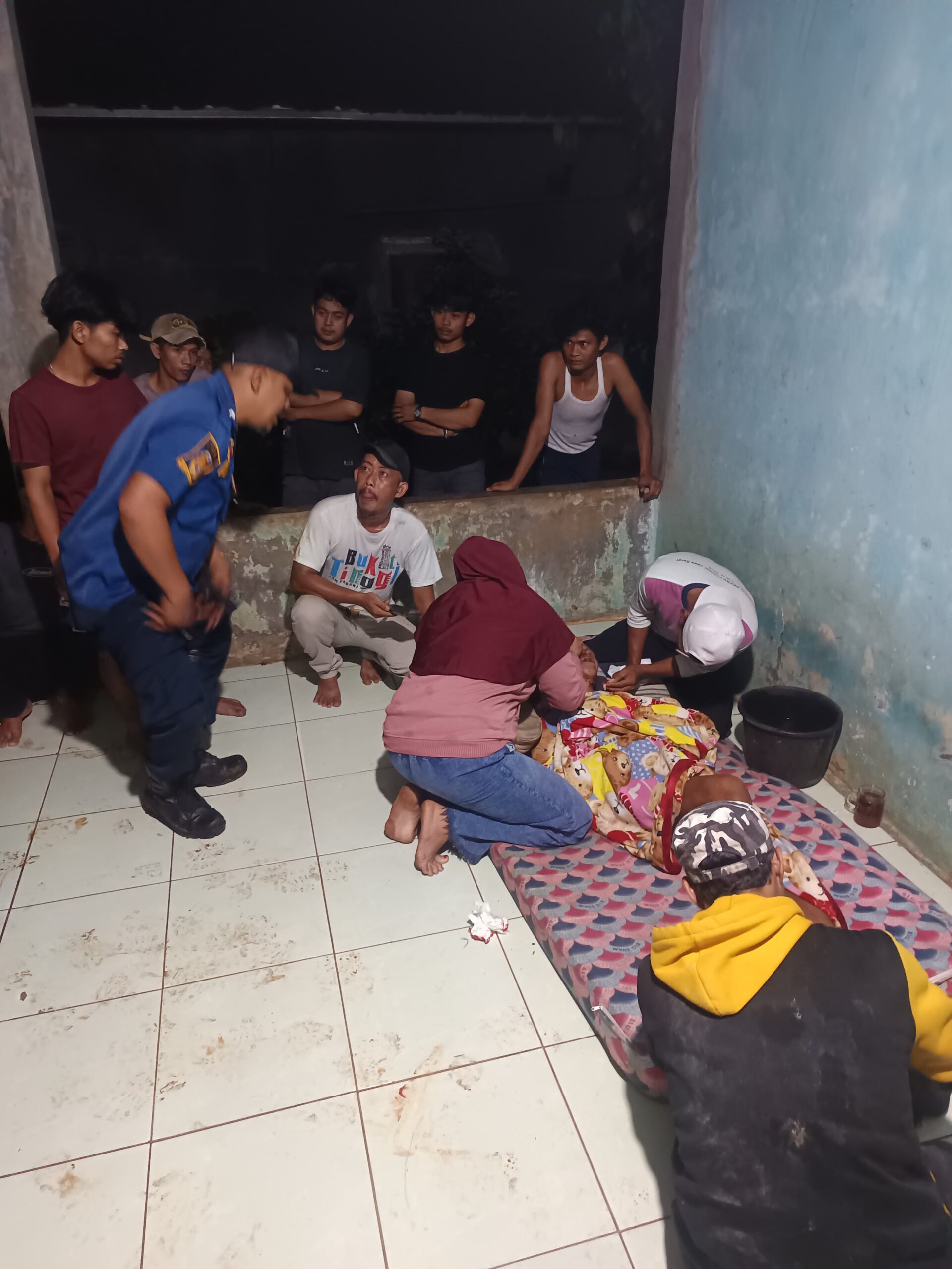 Tim Damkar mengevakuasi kakek tercebur sumur di wilayah Parung, Kabupaten Bogor, foto/Damkar