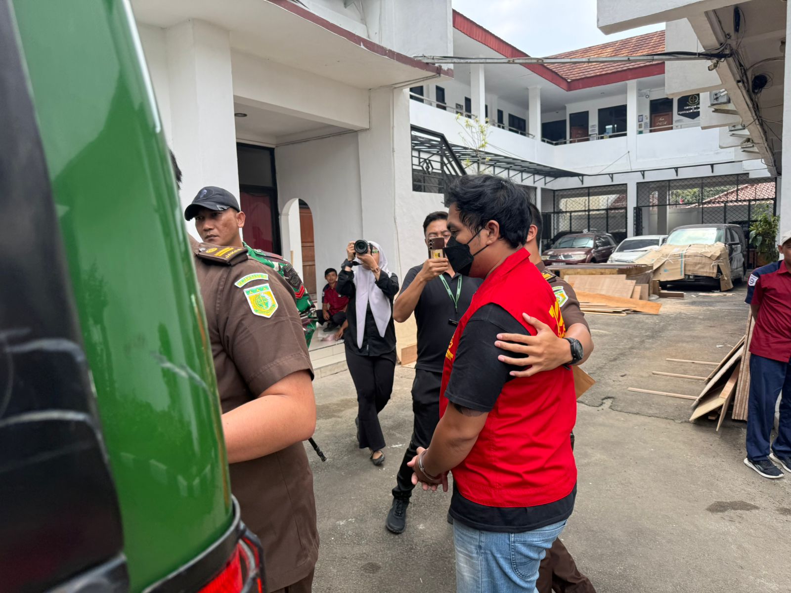 Kejaksaan Negeri Kota Bogor menangkap oknum manajer BRI cabang Kedung Halang yang diduga korupsi Rp 7,8 miliar