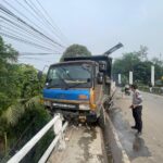 Truk tronton menghantam besi jembatan di Jalan Raya Narogong, Kecamatan Gunung Putri, Kabupaten Bogor. Foto/polisi