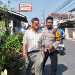 Petugas evakuasi pria diduga ODGJ yang resahkan warga Tanah Baru, Kota Bogor, foto/dok polisi