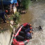 Tim Damkar mengevakuasi jasad pria mengambang di aliran Kali Baru, Kecamatan Sukaraja, Kabupaten Bogor, foto/Damkar