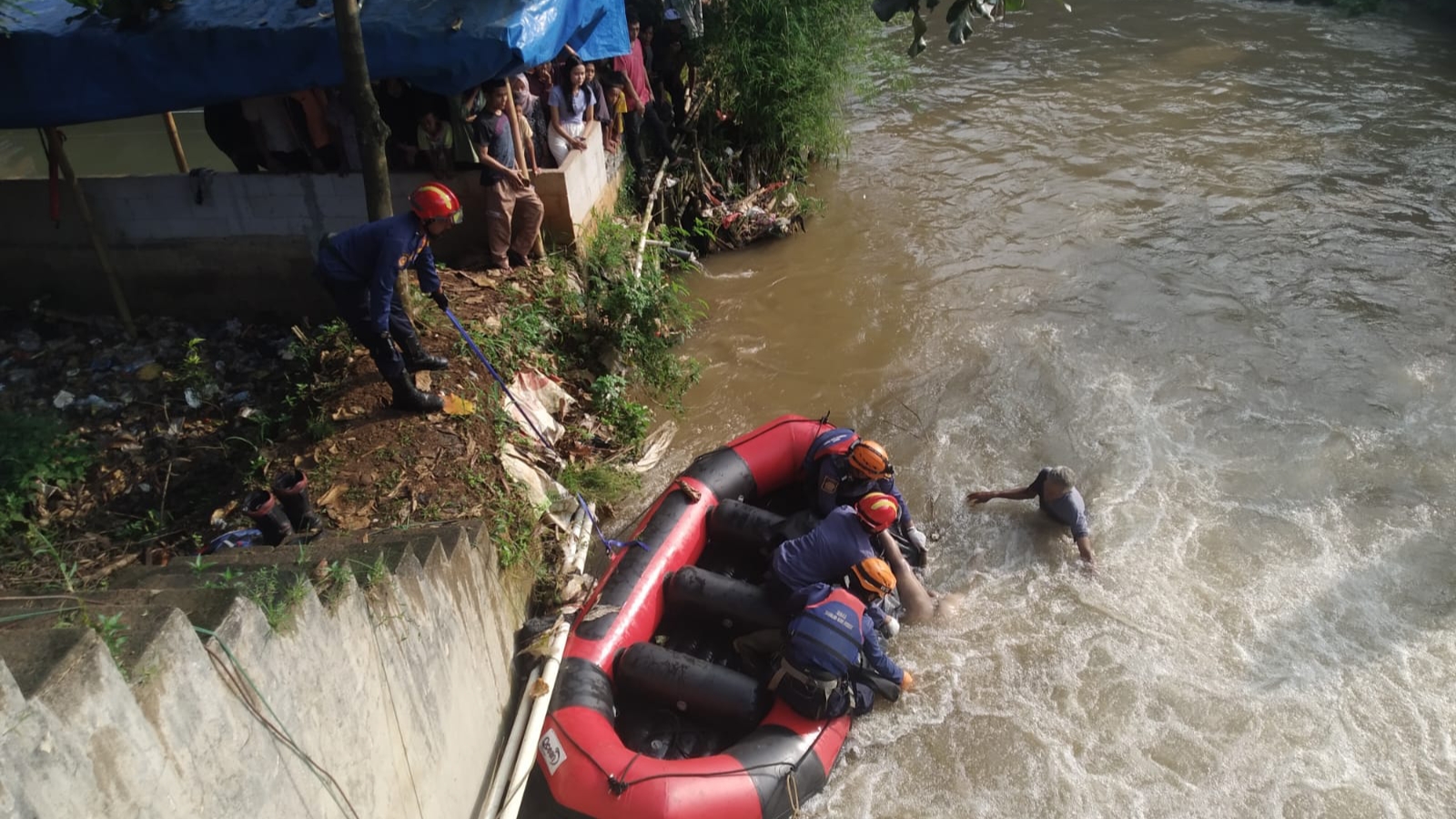 Tim Damkar mengevakuasi jasad pria mengambang di aliran Kali Baru, Kecamatan Sukaraja, Kabupaten Bogor, foto/Damkar