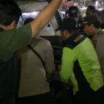 Petugas mengevakuasi jasad kakek pedagang kopi di Alun-Alun, Kota Bogor, foto/istimewa