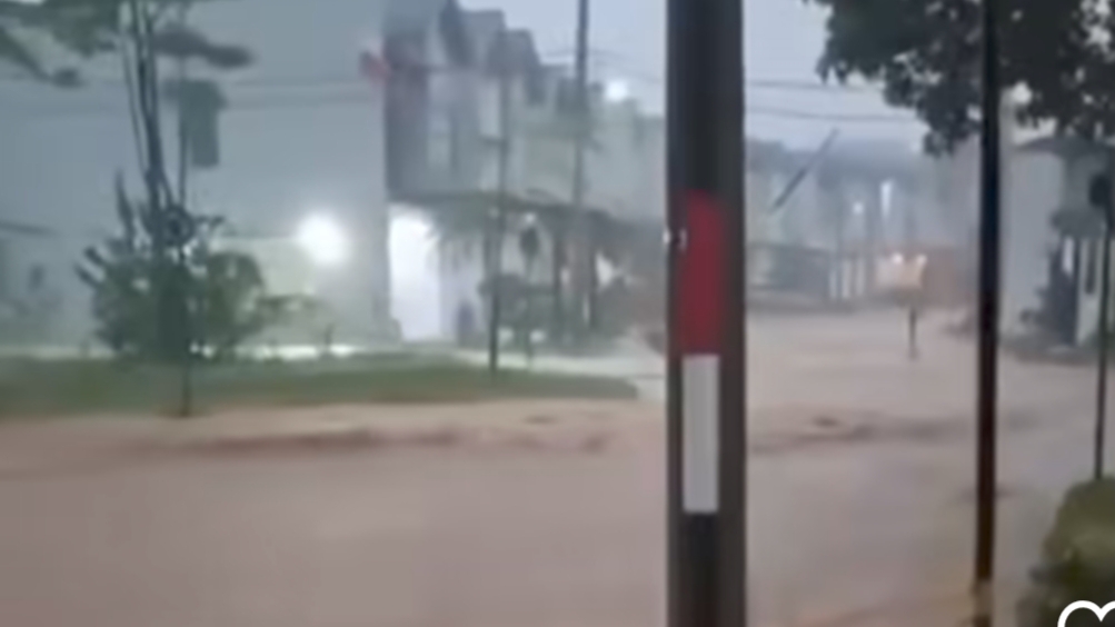 Tanggul jebol membuat perumahan di wilayah Kemang, Kabupaten Bogor diterjang banjir, foto/istimewa