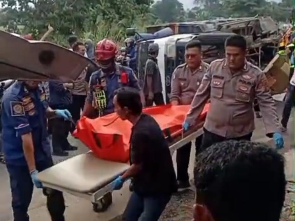 Tim Rescue Damkar evakuasi korban tewas tertimpa truk di Gunung Sindur, Kabupaten Bogor. Foto/istimewa