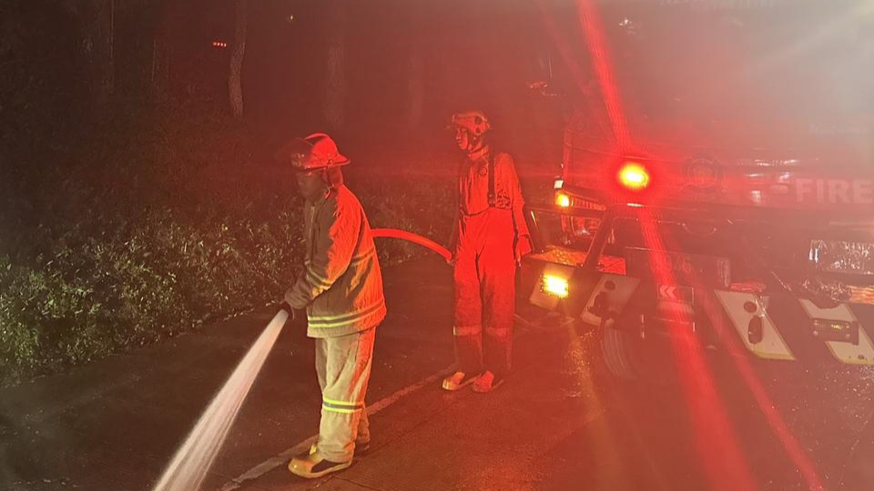 Tim Damkar Sektor Ciawi membersihkan solar yang tumpah di Jalan Gadog, Kecamatan Megamendung, Kabupaten Bogor. Foto/dok Damkar.