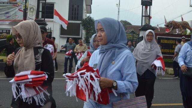 Kobarkan Nasionalisme, Diskominfo Bogor Bagikan Bendera Merah Putih di Cisarua